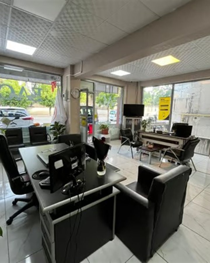 EAC Car Rental ofis içi — müşteri karşılama ve rezervasyon masası