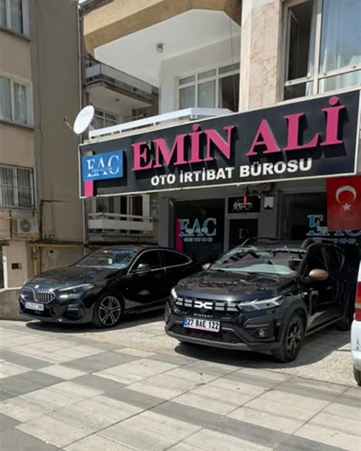 EAC Car Rental ofis önü — teslime hazır kiralık araçlar